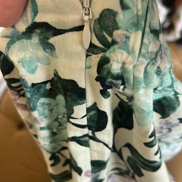 K. Jill Linen Stretch Capri Pant. Beige with Floral. Petit Large - Picture 4 of 5